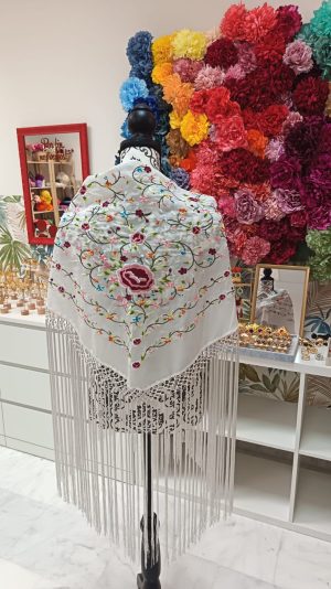 Mantoncillo floral blanco