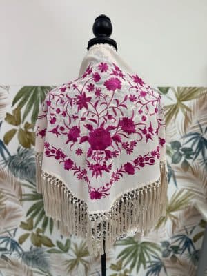 Mantoncillo clavelina - beige con bordado en rosa