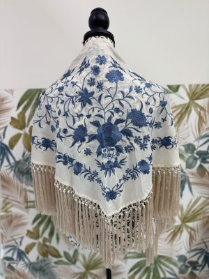 Mantoncillo clavelina - beige con bordado en azul ducado