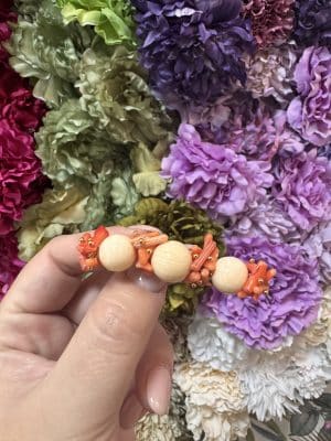Broche hueso y coral