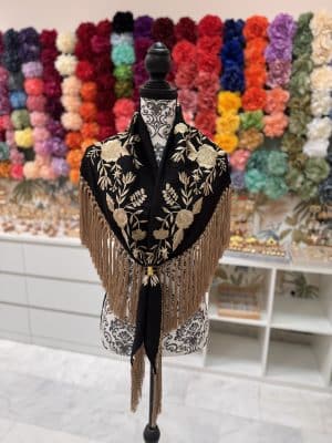 Mantoncillo negro y dorado