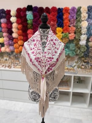 Mantoncillo beige clavelinas rosas