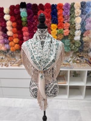 Mantoncillo beige clavelinas verde jabonoso