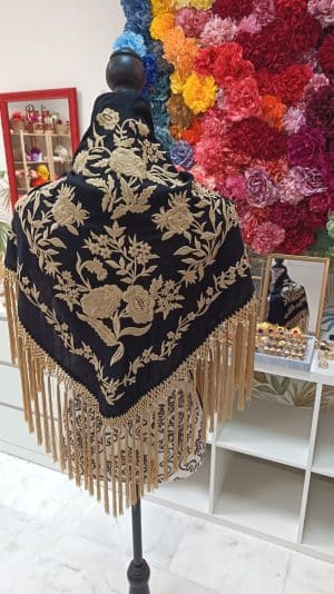 Mantoncillo negro y dorado