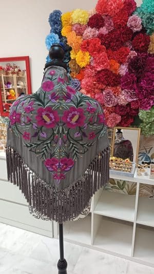 Mantoncillo Trinidad gris bordados buganvilla