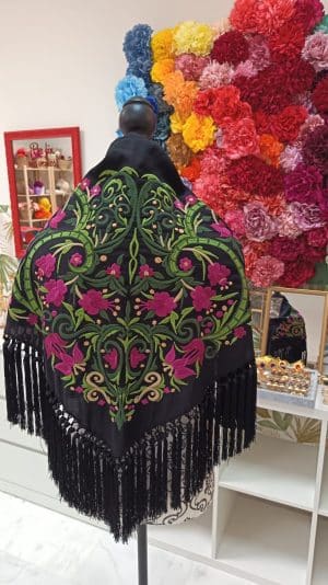 Mantoncillo Rota bordados en buganvilla y verde