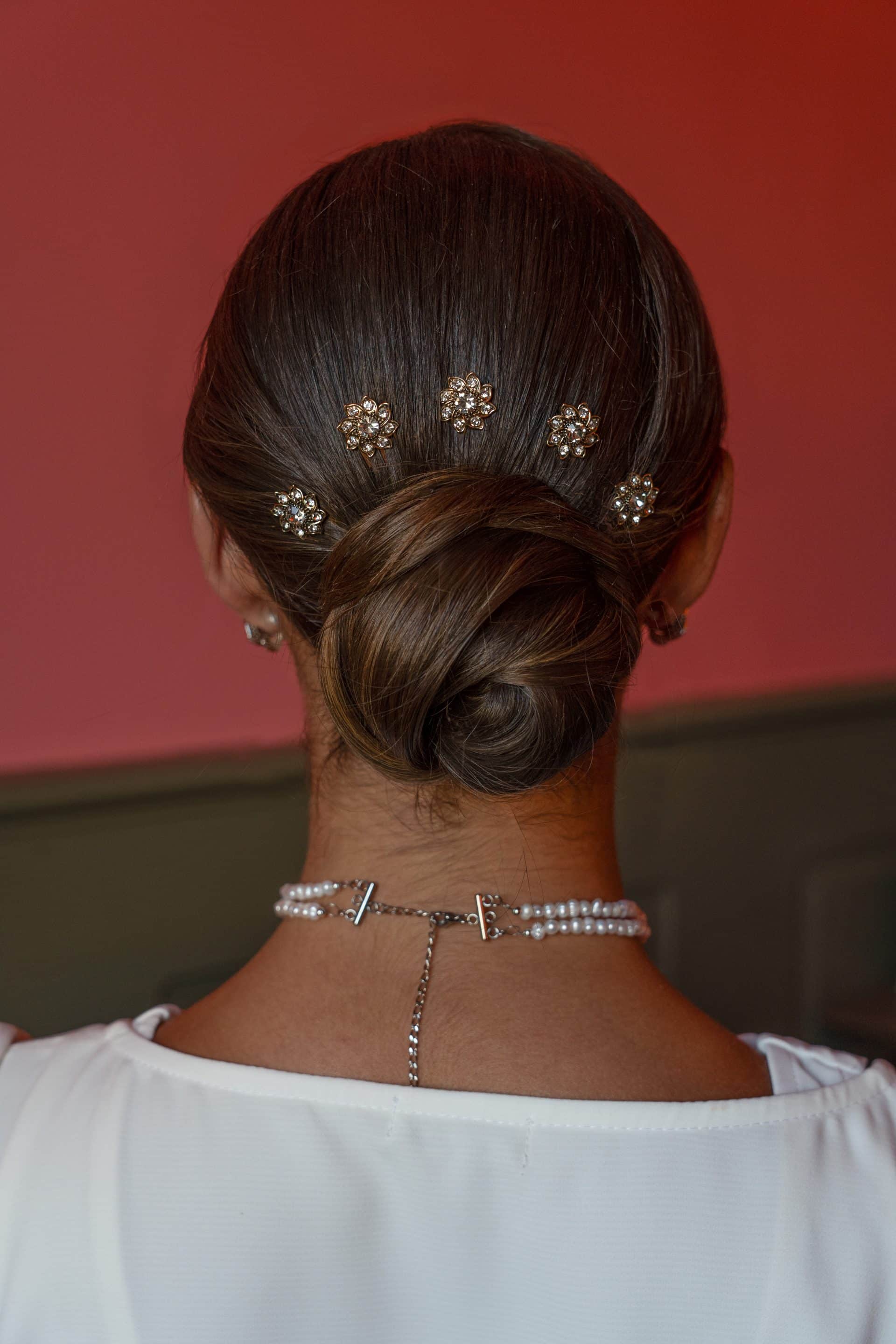 Descubre los Peinecillos Andrea dorados con flores de cristales. Peinetas individuales perfectas para decorar moños y trenzas de novia o invitada.